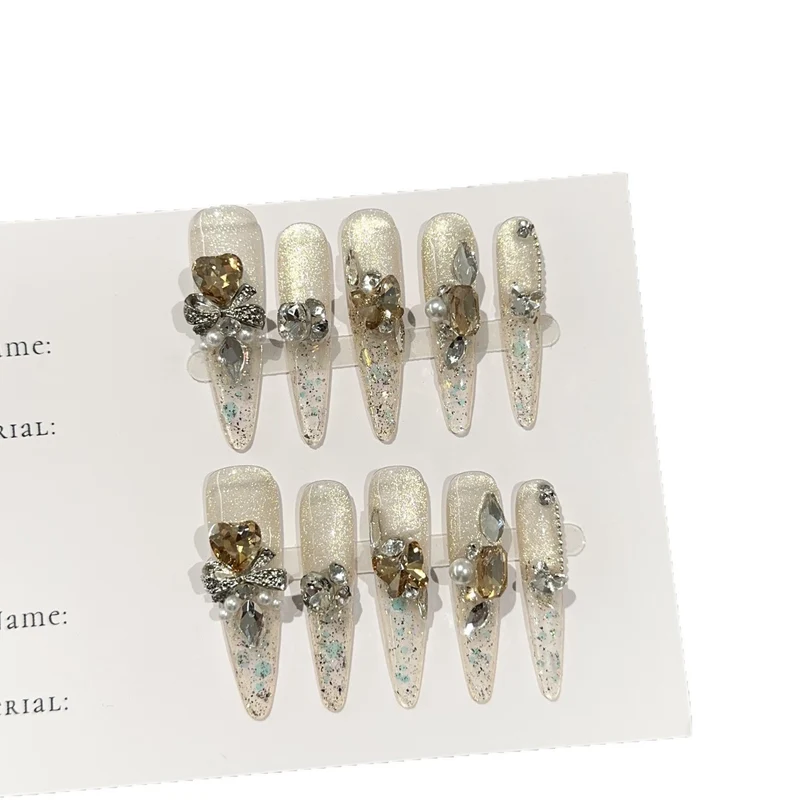 Eleganter Stiletto Press-On Nagelset mit Edelsteinakzenten