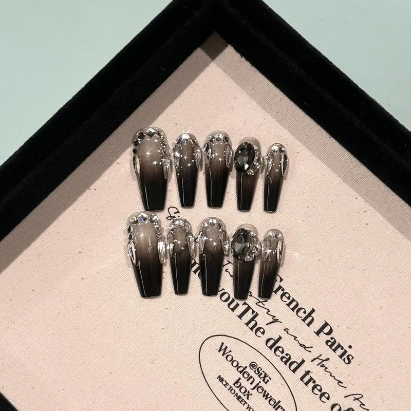 Elegantes Stiletto Press-On Nail Set mit Kristallakzenten