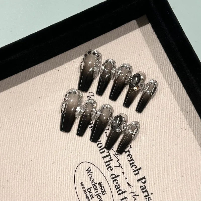 Elegantes Stiletto Press-On Nail Set mit Kristallakzenten