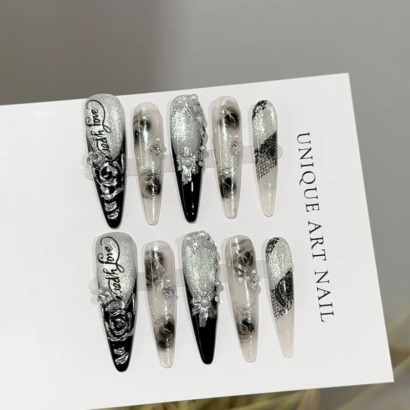 Elegantes Stiletto Press-On Nagelkunstset mit floralem und edelsteinartigem Akzenten