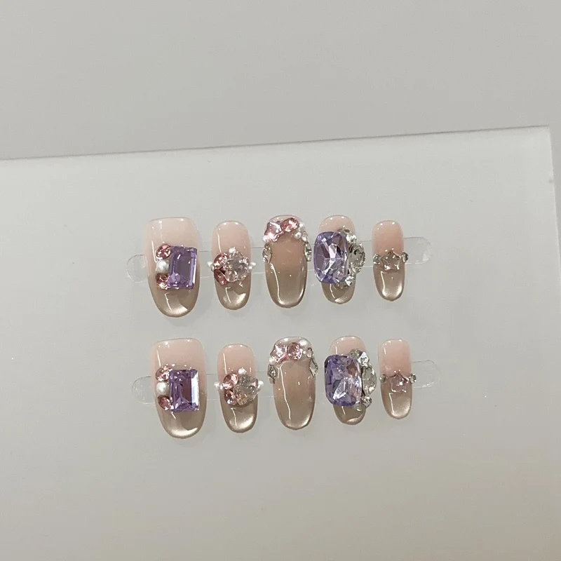 Elegante mit Rhinestones verzierte Aufklebnägel