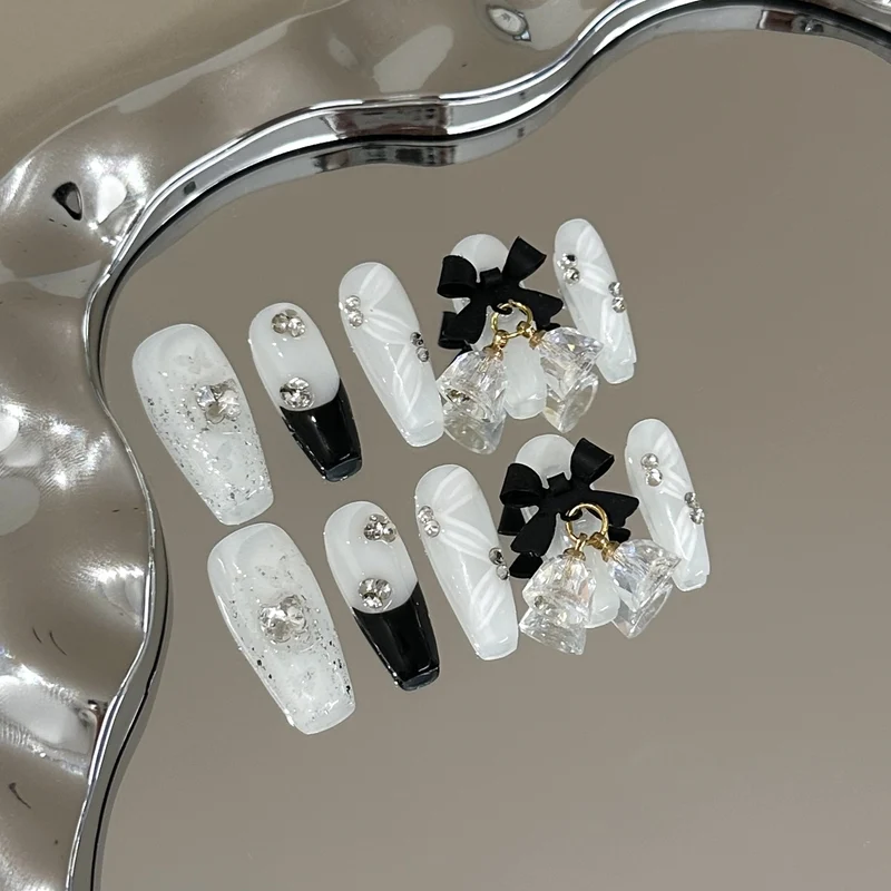 Elegantes mit Strass verziertes Press-On Nagelkunstset