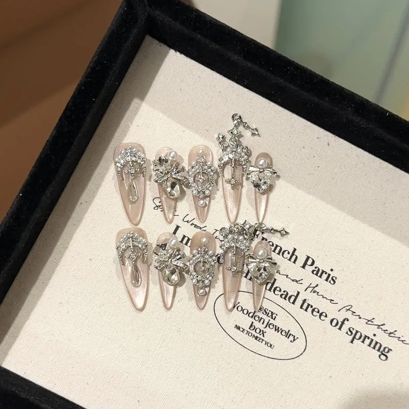 Elegantes, mit Strass verziertes Press-On Nail Set