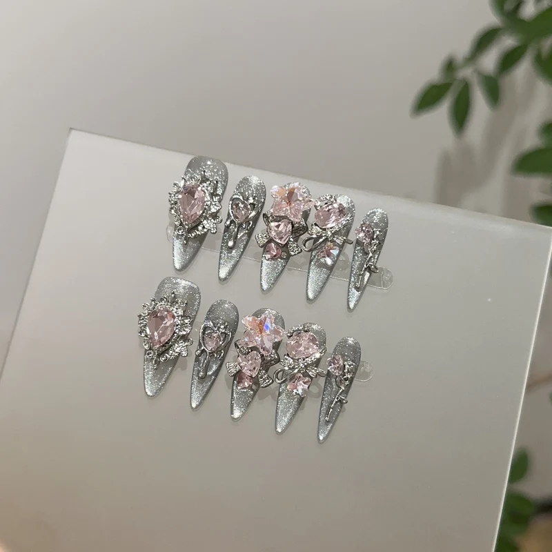Elegantes, mit Strass verziertes Press-On-Nagel-Set