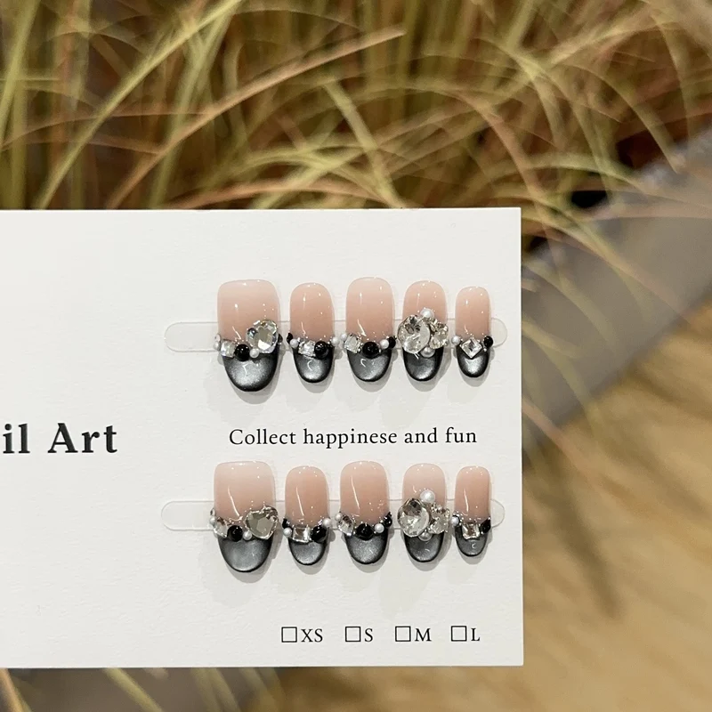 Elegantes Nail-Art-Set mit Strass-Akzenten zum Aufkleben