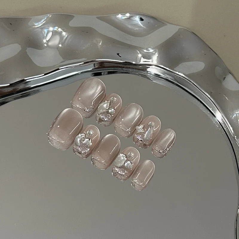 Elegantes Press-On Nail Art Set mit Perlenakzenten