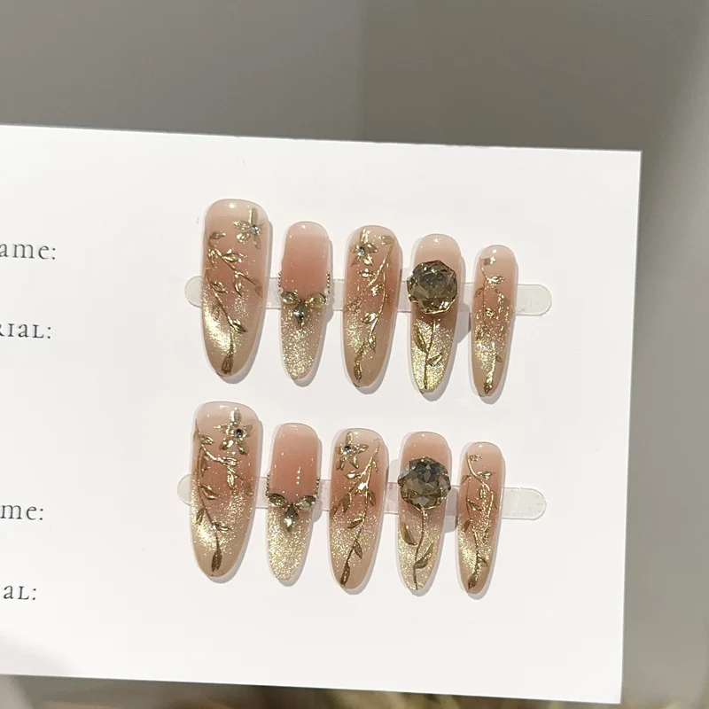 Elegantes Press-On-Nagelkunst-Set mit floralen Akzenten