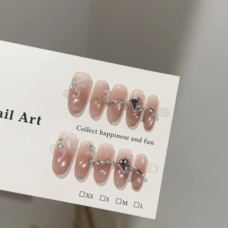 Elegantes Press-On-Nagelkunst-Set mit dekorativen Akzenten
