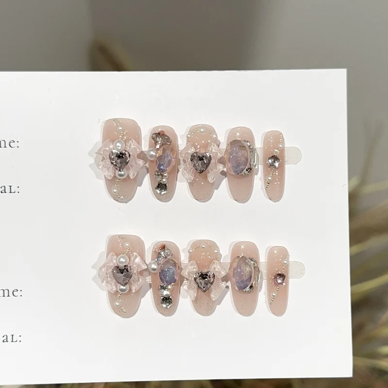 Elegantes, mit Schmuck verziertes Press-On-Nagel-Set