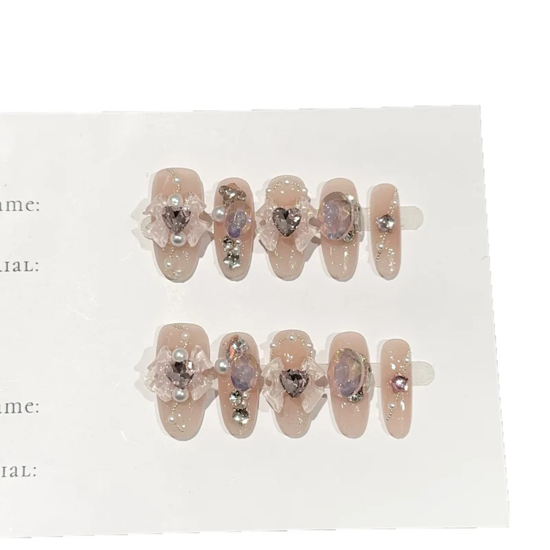 Elegantes, mit Schmuck verziertes Press-On-Nagel-Set