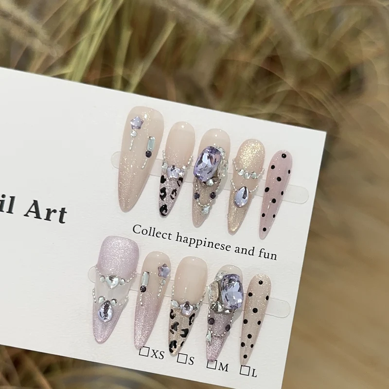 Elegantes Glamouröses Press-On Nagelkunst-Set mit verschiedenen Verzierungen