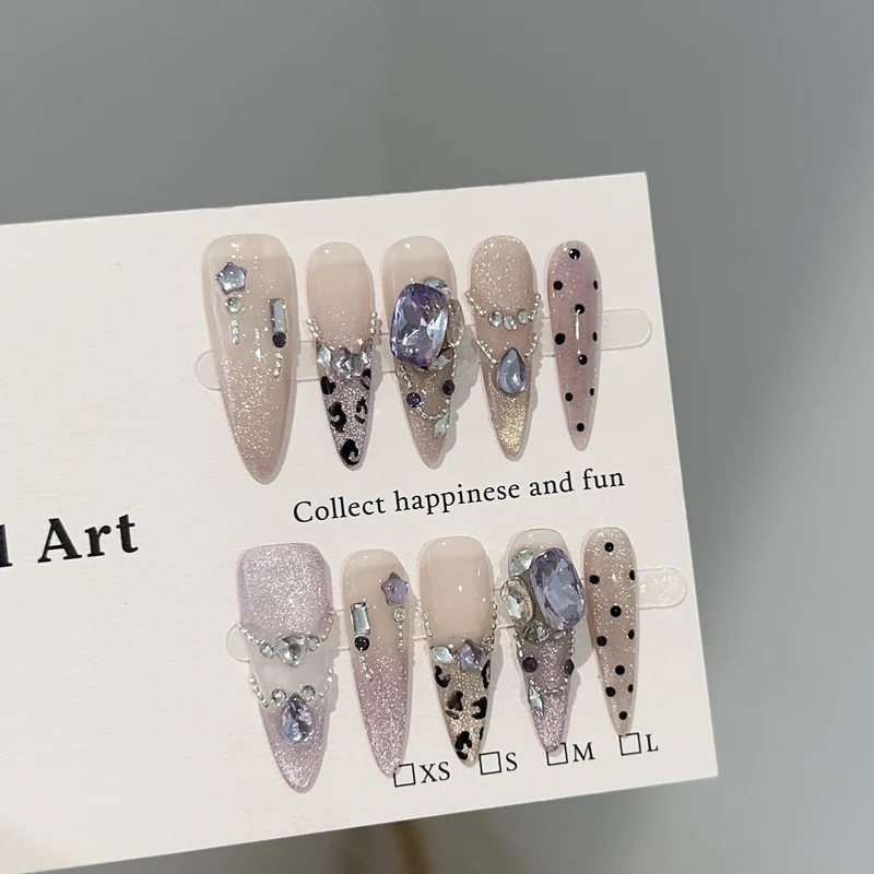 Elegantes Glamouröses Press-On Nagelkunst-Set mit verschiedenen Verzierungen