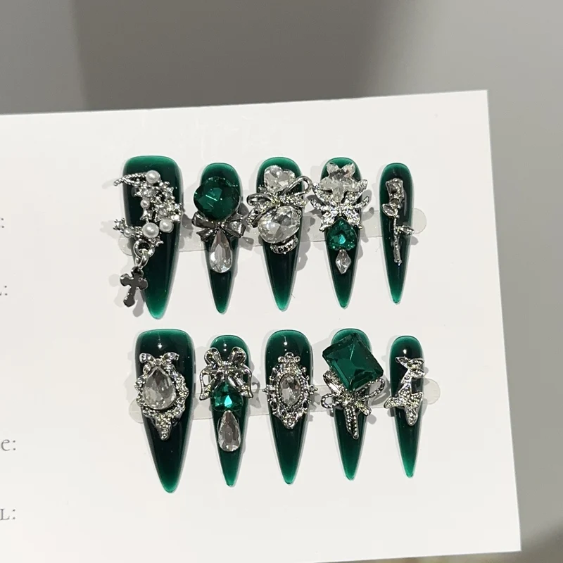 Elegante mit Edelsteinen verzierte Press-On Nägel