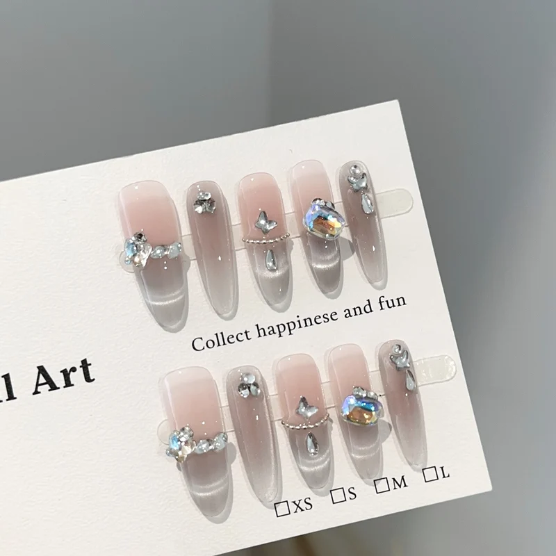 Elegantes mit Edelsteinen verziertes Press-On Nagelkunst-Set