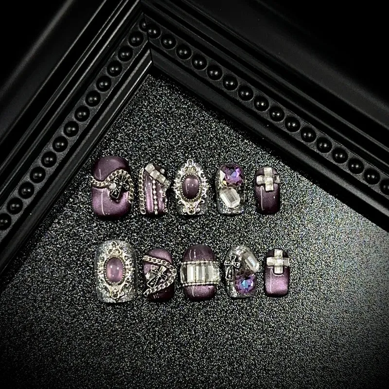 Elegantes, mit Edelsteinen verziertes Press-On-Nagelset
