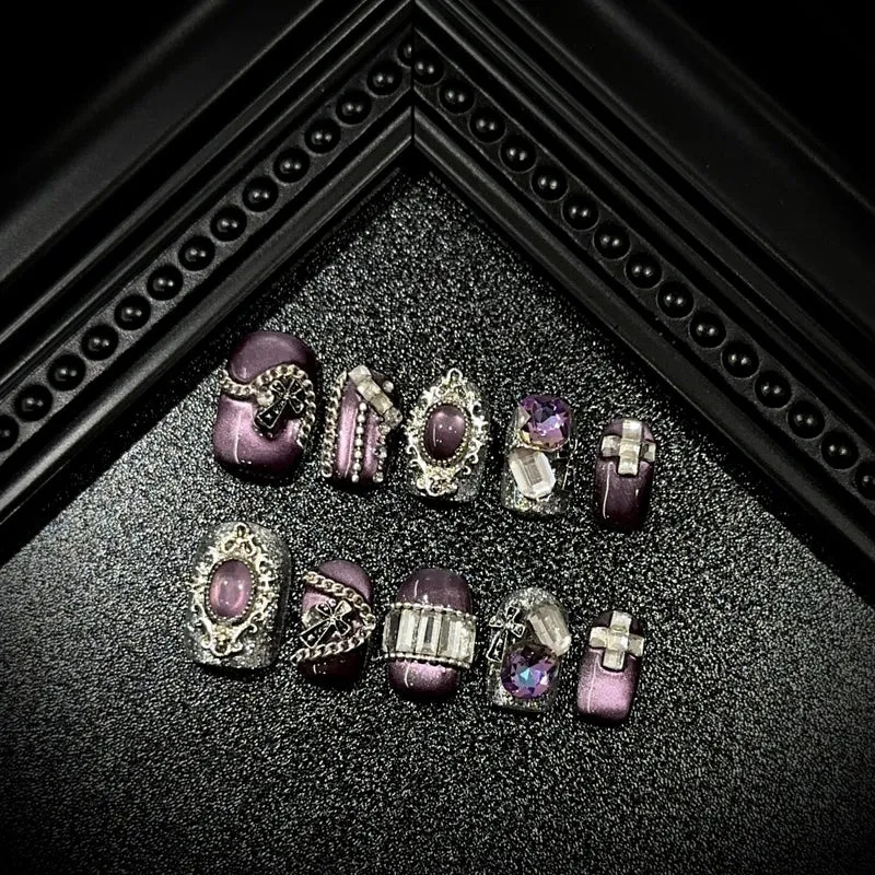 Elegantes, mit Edelsteinen verziertes Press-On-Nagelset