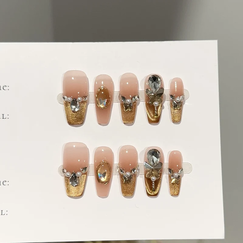 Elegantes Press-On-Nagelset mit Edelsteinakzenten