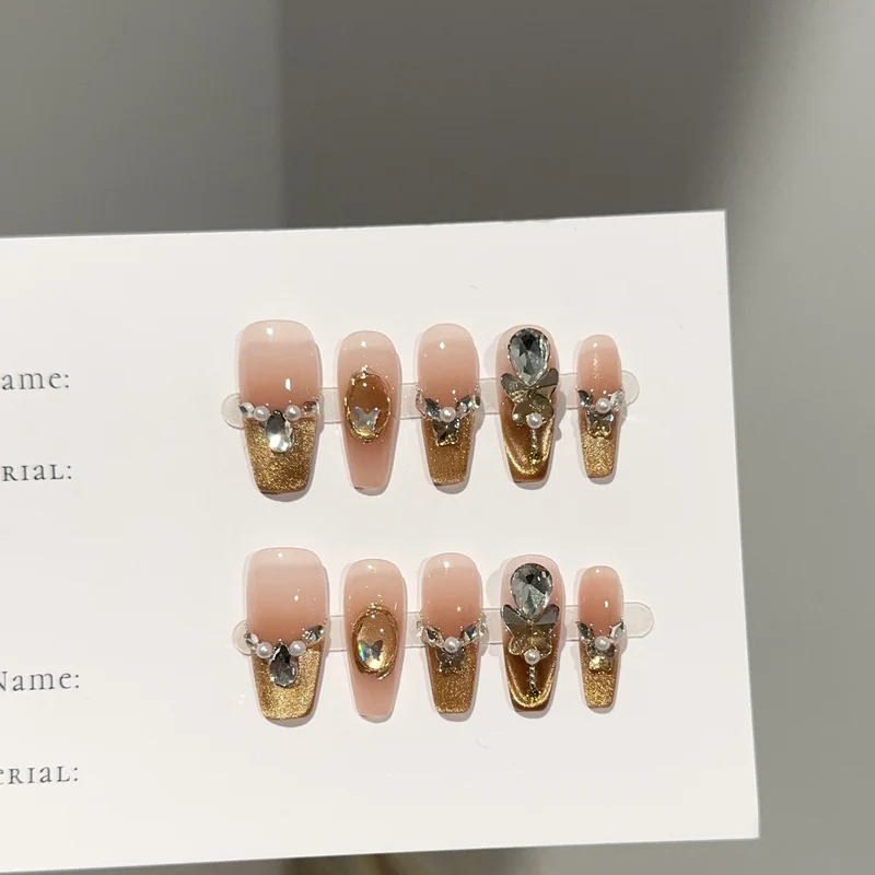 Elegantes Press-On-Nagelset mit Edelsteinakzenten