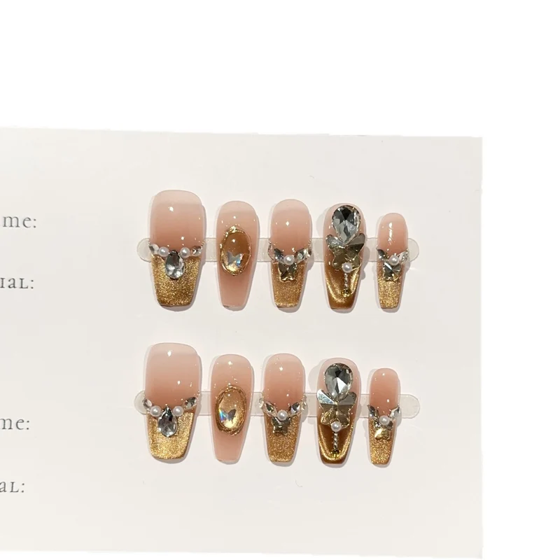 Elegantes Press-On-Nagelset mit Edelsteinakzenten
