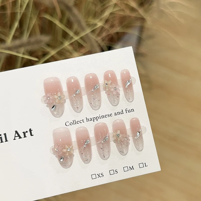 Elegantes floral-inspiriertes Press-On-Nagelkunst-Set