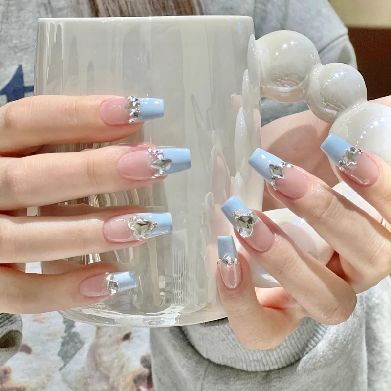 Elegante mit Strass verzierte Press-On Nagelkunst