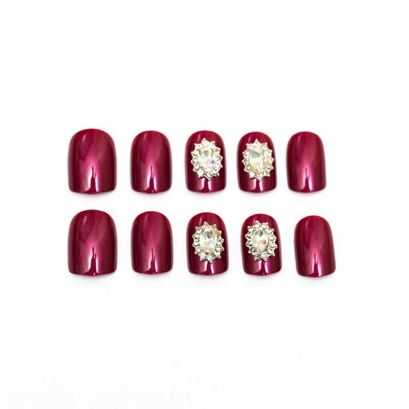 Elegantes mit Strass verziertes Press-On-Nagelkunst-Set