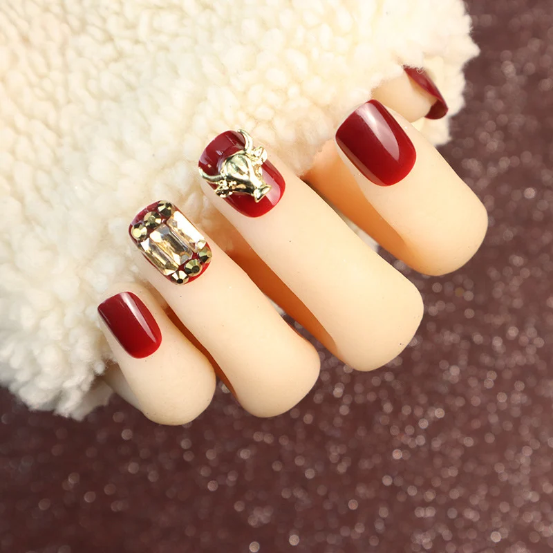 Elegantes Nagelset mit Strass-Accenten zum Aufkleben