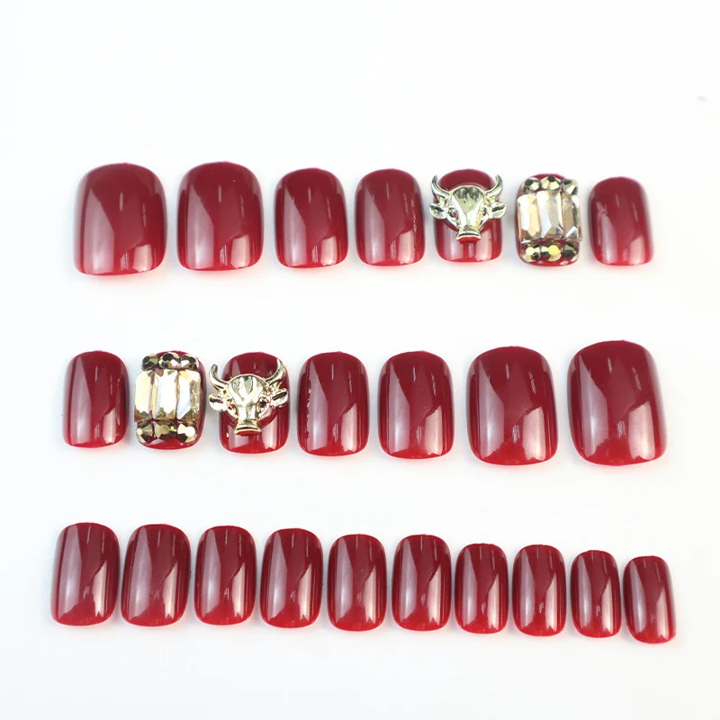Elegantes Nagelset mit Strass-Accenten zum Aufkleben