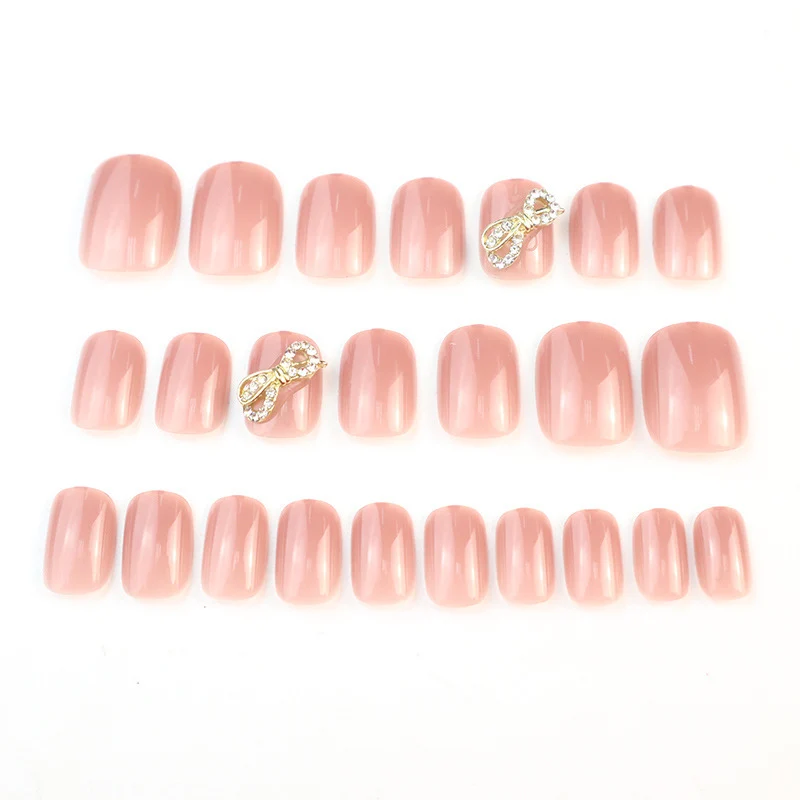 Elegantes Press-On Nagelset mit Strassbogen
