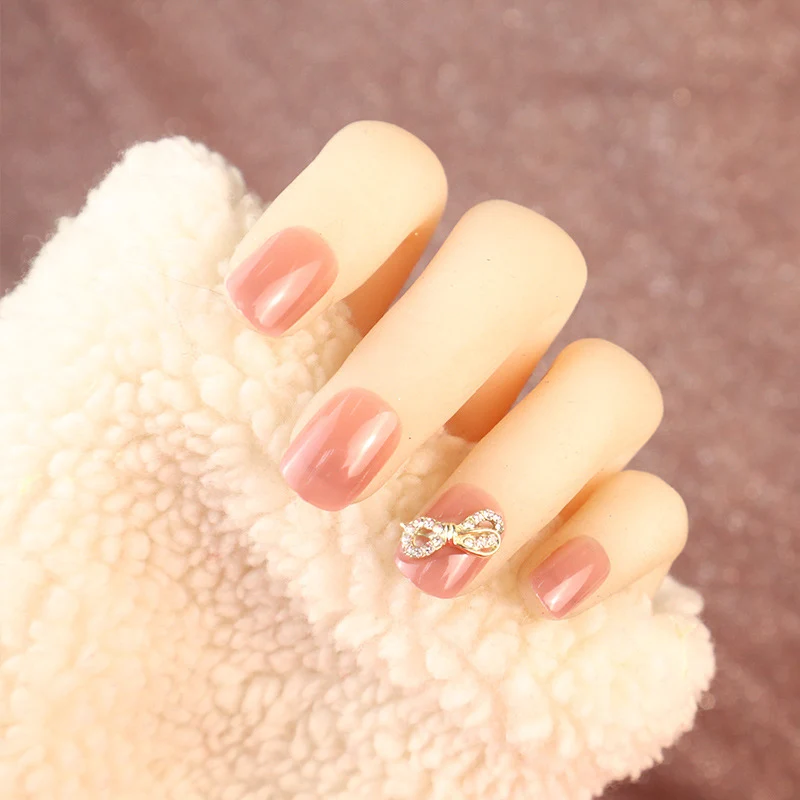 Elegantes Press-On Nagelset mit Strassbogen