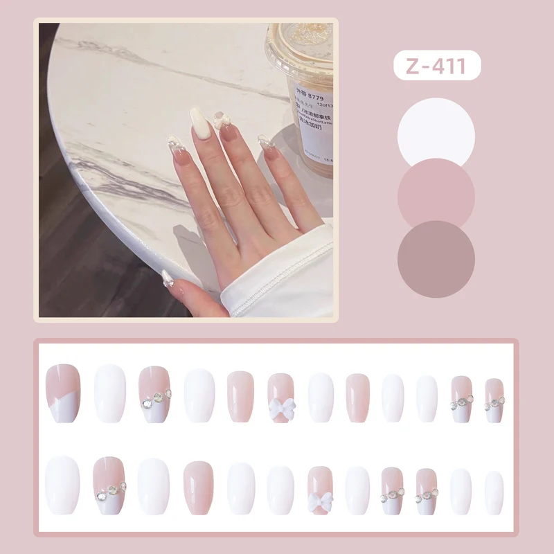 Elegante Press-On Nagelset mit dekorativen floralen Akzenten