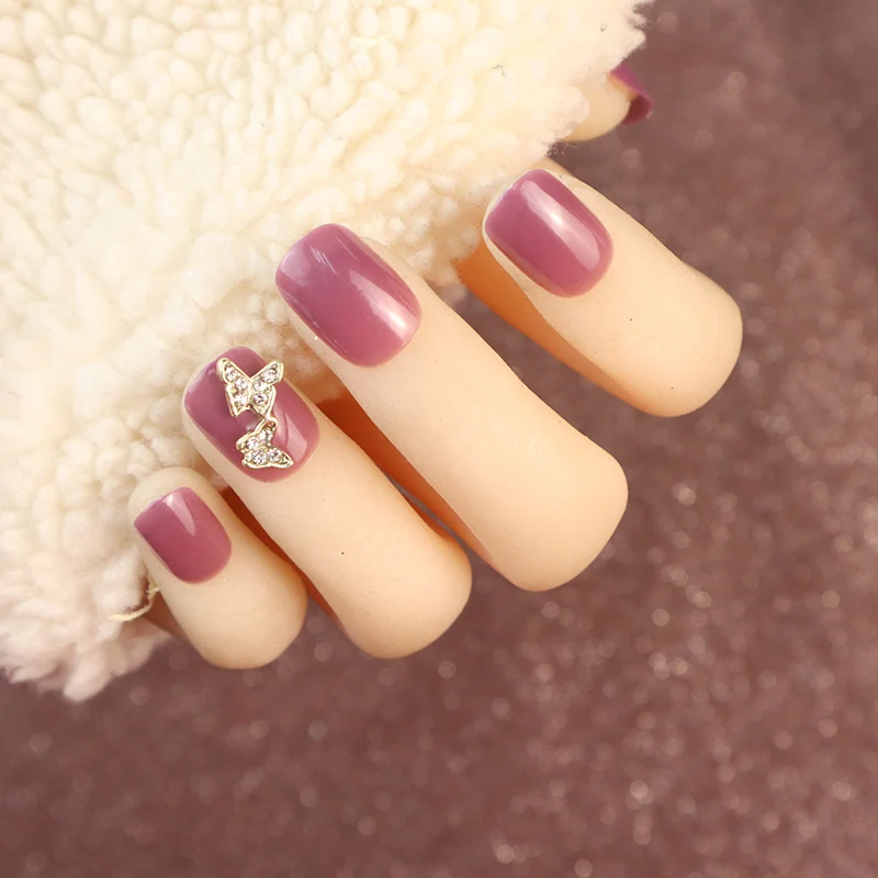 Elegante Druck-Nagelset mit Schmetterlingsakzent