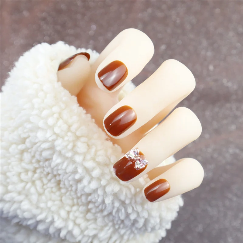 Elegantes Press-On-Nageldesign mit Strassakzent