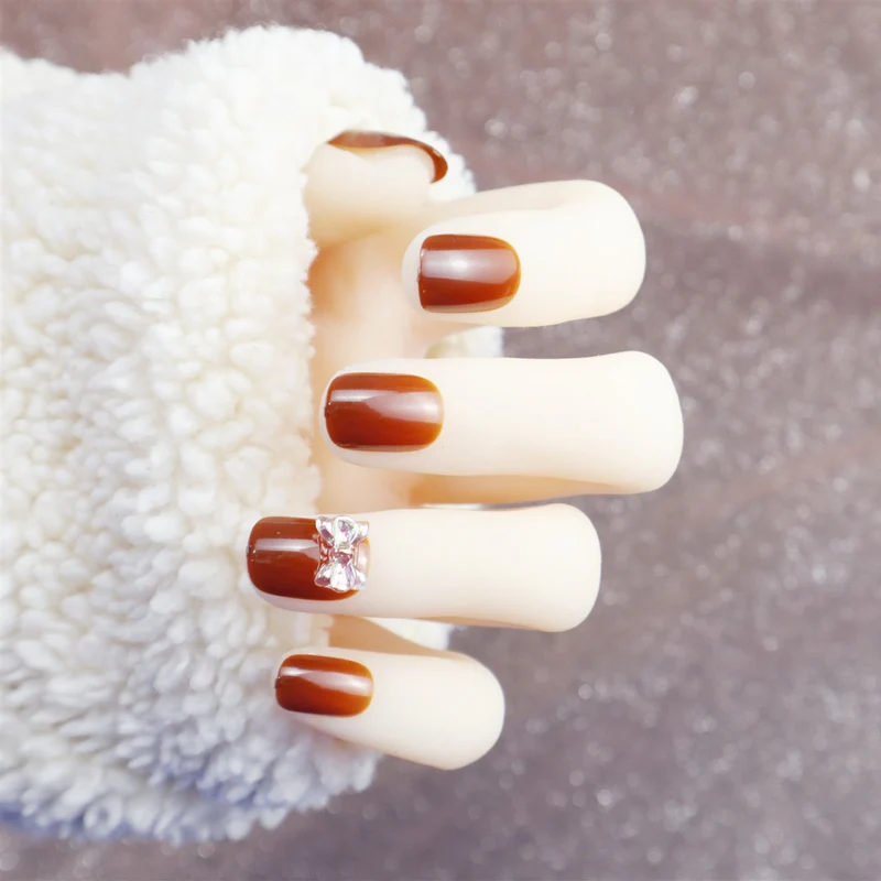 Elegantes Press-On-Nageldesign mit Strassakzent