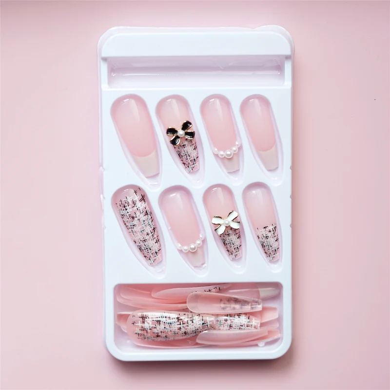 Elegante Press-On Nagelkunst mit dekorativen Schleifenakzenten
