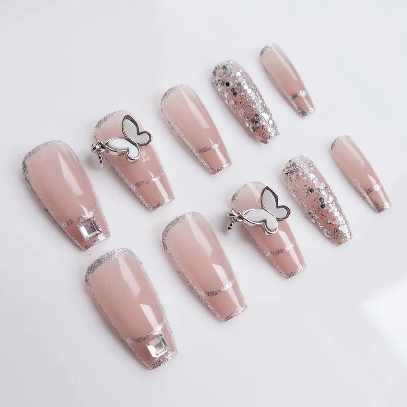 Elegantes Press-On-Nageldesign-Set mit Schmetterlingsakzenten