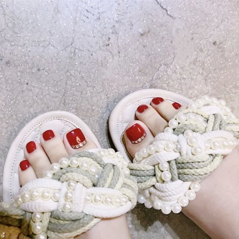 Elegante, mit Perlen verzierte Rutsch-Sandalen