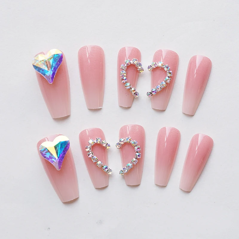 Elegantes herzverziertes Press-On-Nagelset