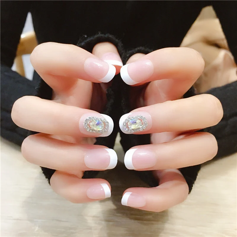 Elegante French Tip Press-On Nägel mit dekorativen Akzenten