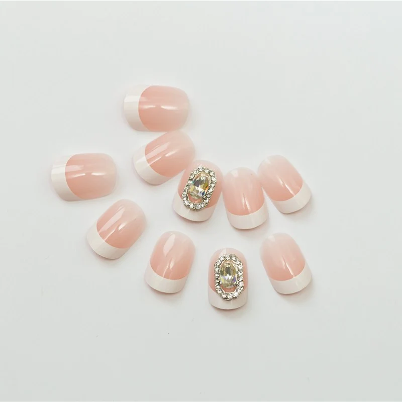 Elegante French Tip Press-On Nägel mit dekorativen Akzenten