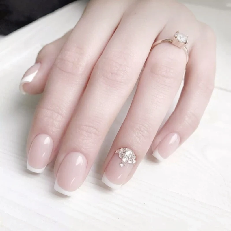 Elegante French Tip Press-On Nagelset mit Rhinstein-Akzenten