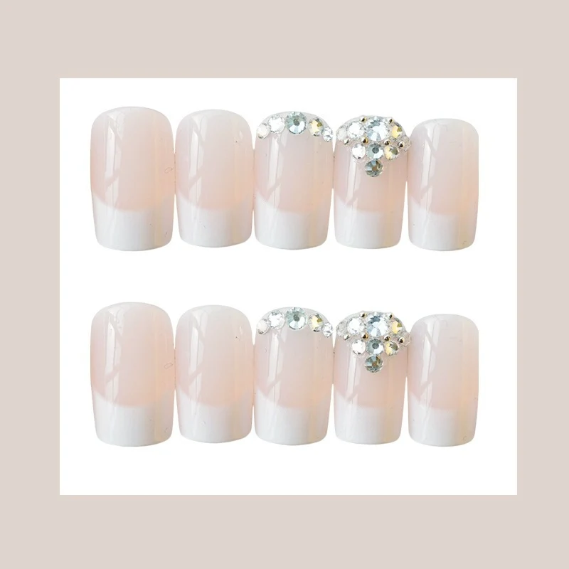 Elegante French Tip Press-On Nagelset mit Rhinstein-Akzenten