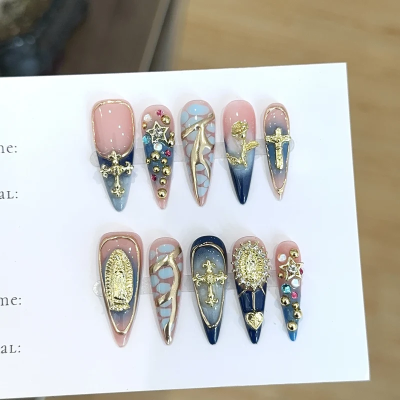 Künstlerisches dekoratives Press-On-Nagelset mit Edelsteinakzenten