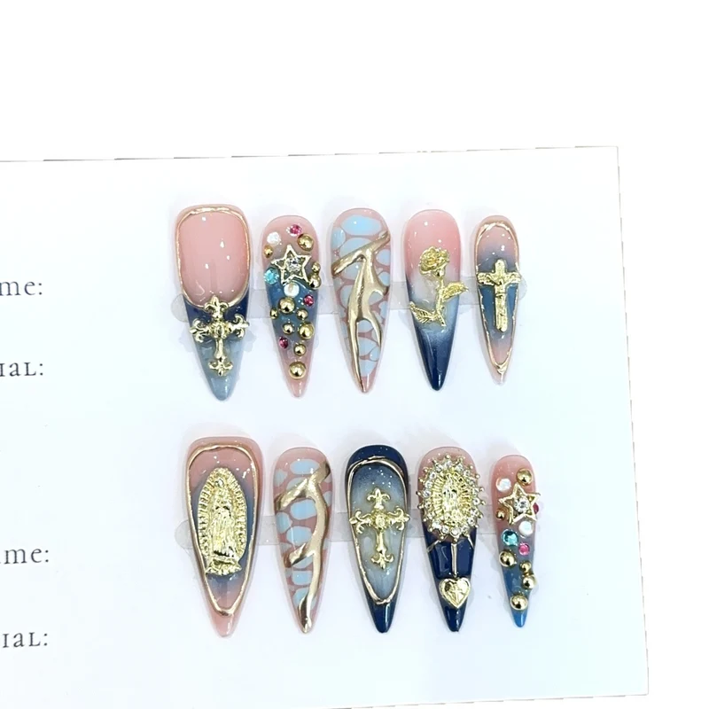 Künstlerisches dekoratives Press-On-Nagelset mit Edelsteinakzenten