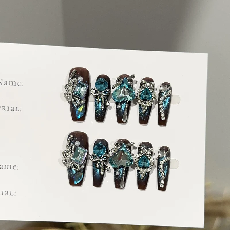 Künstlerisches, kristallverziertes Press-On-Nagelset