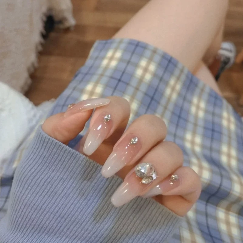 Glamouröse lange Stiletto Drucknägel mit Strassakzenten