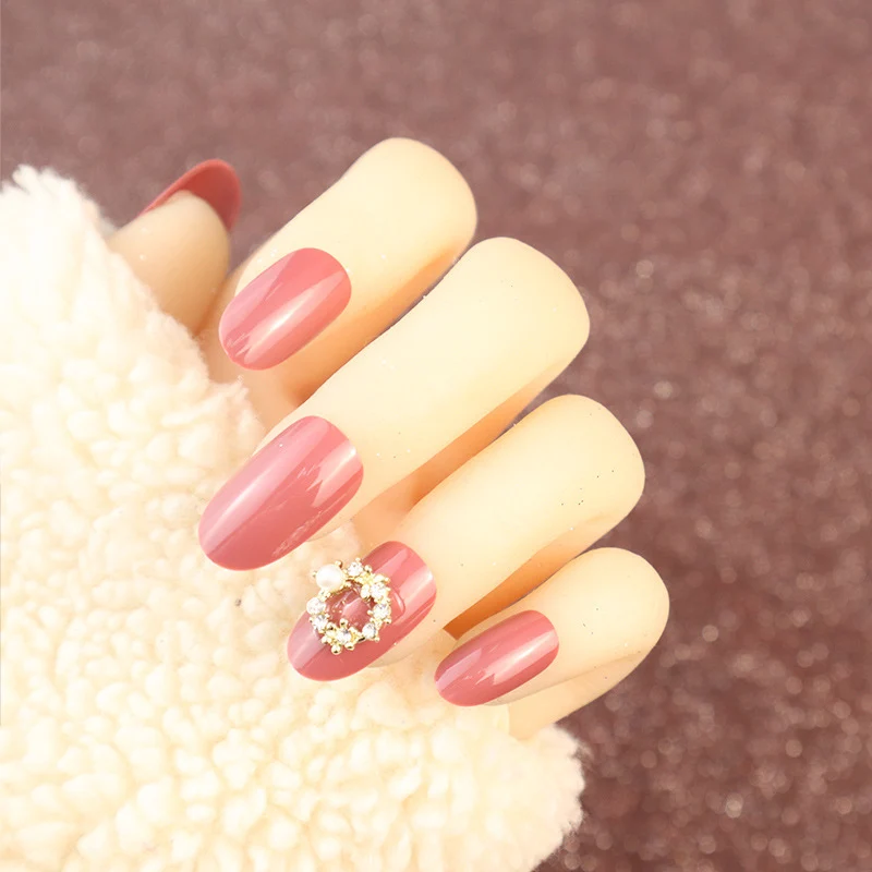 Glamouröses dekoratives Press-On-Nagelset mit Strassakzenten