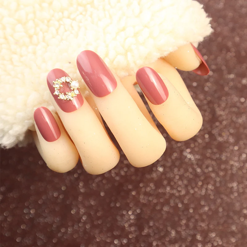 Glamouröses dekoratives Press-On-Nagelset mit Strassakzenten