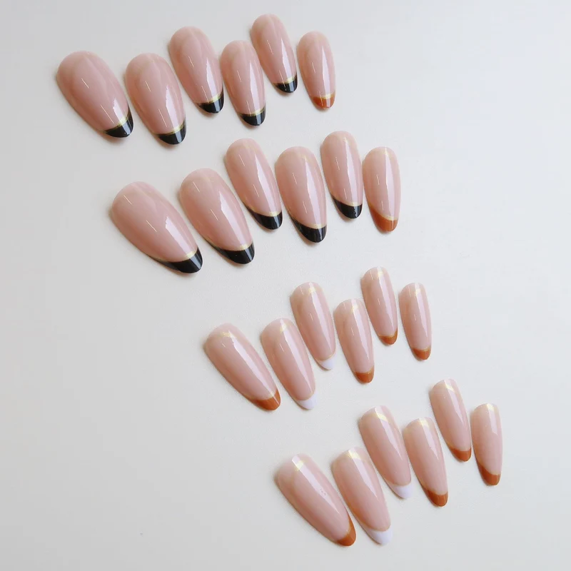 Elegante Stiletto Press-On Nagelset mit goldenen Akzenten