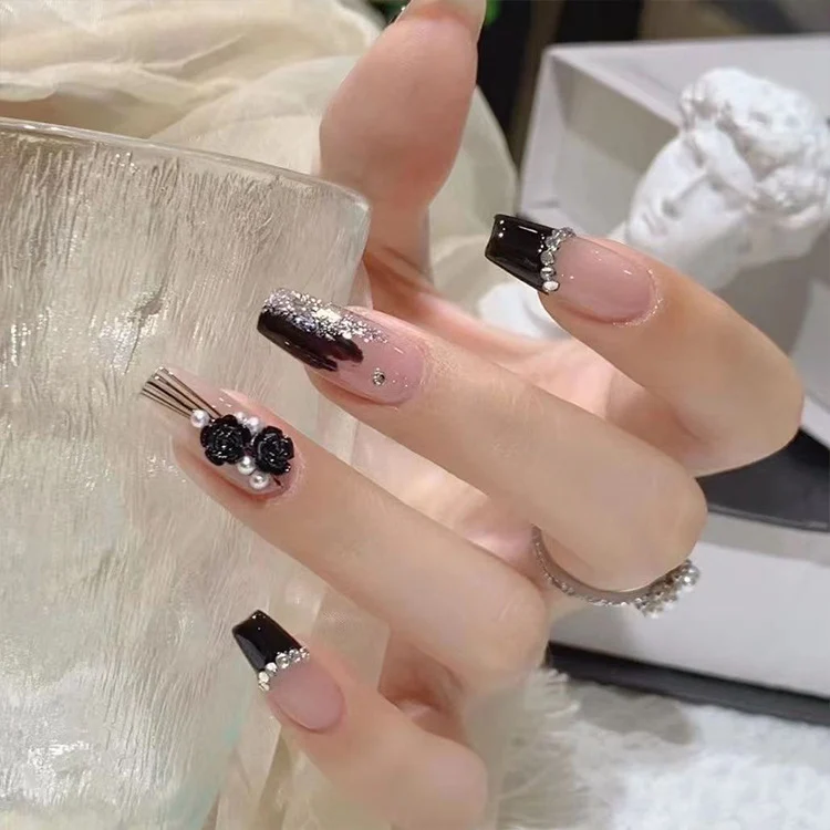 Elegantes dekoratives Press-On-Nagelkunst-Set